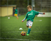 Kind beim Fußballspielen