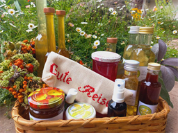 Beim traditionellen Kräutergartenfest am 15. August bieten wir viele selbstgefertigte Produkte aus den Heilkräutern unseres Gartens zum Kauf an.
