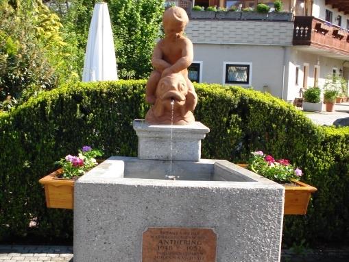 Dorfbrunnen in Anthering